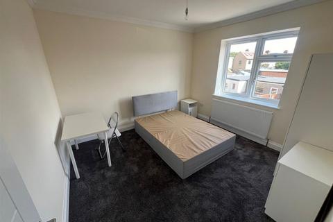 3 bedroom terraced house to rent, Aldborough Road South, Ilford IG3