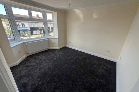 3 bedroom terraced house to rent, Aldborough Road South, Ilford IG3