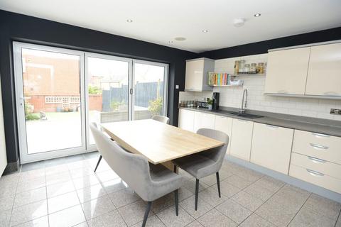 4 bedroom end of terrace house for sale, Dixon Close, Redditch B97