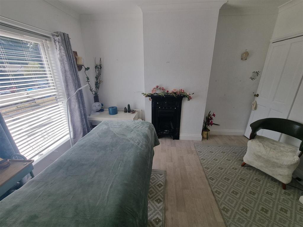 Bedroom 1 (2)
