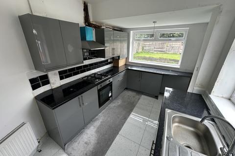 3 bedroom semi-detached house to rent, Ringwood Avenue, Manchester, M12