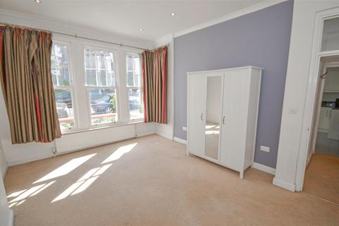 2 bedroom flat to rent, Woodland Gardens, London N10