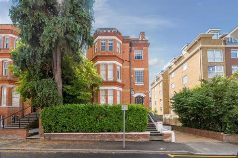 2 bedroom apartment for sale, Claremont gardens, Surbiton