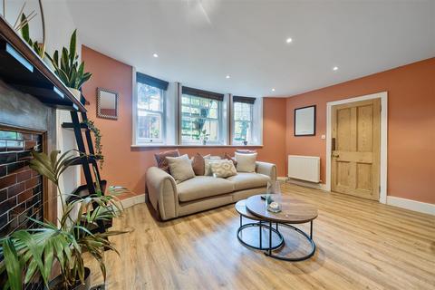 2 bedroom apartment for sale, Claremont gardens, Surbiton