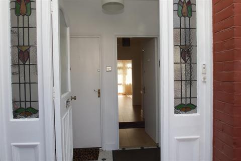 2 bedroom flat to rent, Broomfield Avenue, Palmers Green N13