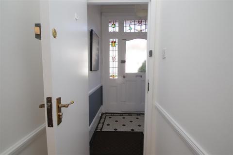 2 bedroom flat to rent, Broomfield Avenue, Palmers Green N13