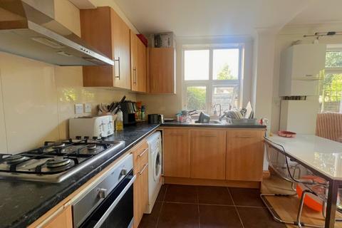 3 bedroom duplex to rent, Tooting Bec Road, London, SW17