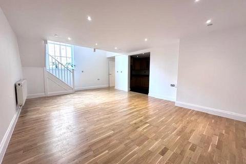 2 bedroom flat to rent, Royal Drive, London