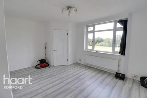 4 bedroom semi-detached house to rent, Chudleigh Road - Harold Hill - RM3