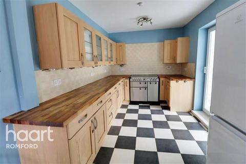 4 bedroom semi-detached house to rent, Chudleigh Road - Harold Hill - RM3