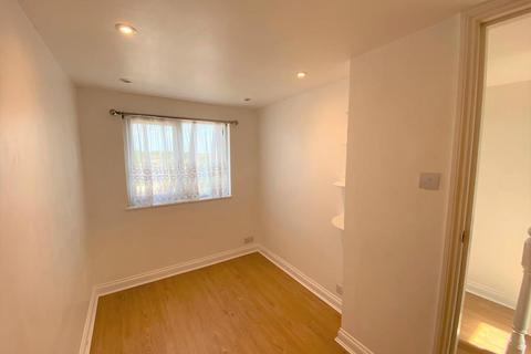 4 bedroom semi-detached house to rent, Adelphi Crescent, Hayes, UB4 8LY