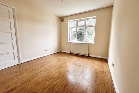 2 bedroom maisonette to rent, Frederick Crescent, Enfield, EN3