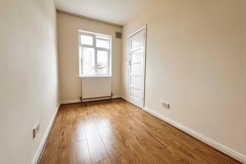 2 bedroom maisonette to rent, Frederick Crescent, Enfield, EN3