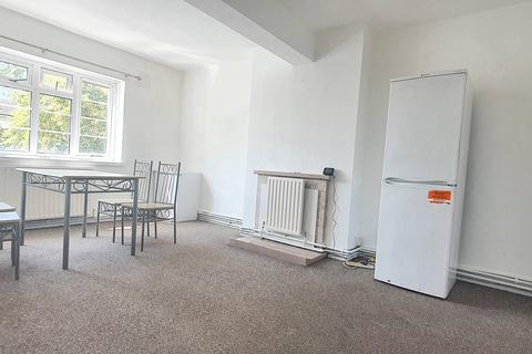 3 bedroom flat to rent, Lady Margaret Road, Southall UB1