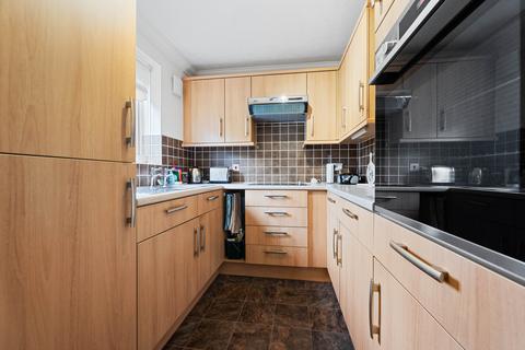 2 bedroom flat for sale, Brambledown Road, South Wallington