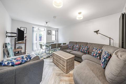 15 Wilcox Close, London, SW8 2UD