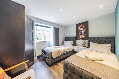 15 Wilcox Close, London, SW8 2UD
