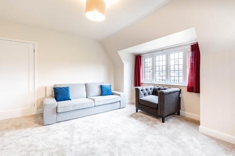 3 bedroom apartment to rent, Queens Drive, London W3