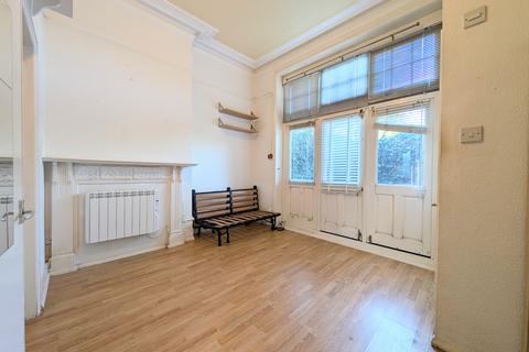 Studio to rent, Queens Avenue, Muswell Hill N10