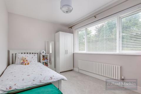 3 bedroom detached house to rent, Ellenbridge Way, South Croydon