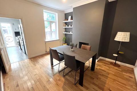 3 bedroom terraced house to rent, Shakespeare Crescent, Manchester