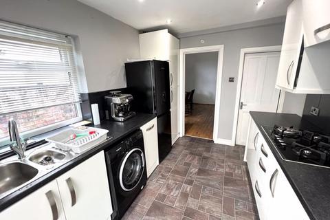 3 bedroom terraced house to rent, Shakespeare Crescent, Manchester