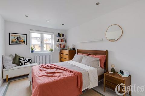 2 bedroom apartment for sale, Riverside Close, London