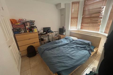 1 bedroom in a house share to rent, York Road, Swindon