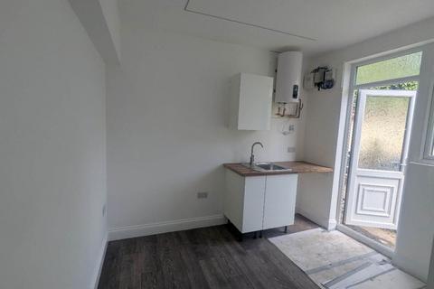 Studio to rent, Kingsway ,Wembley