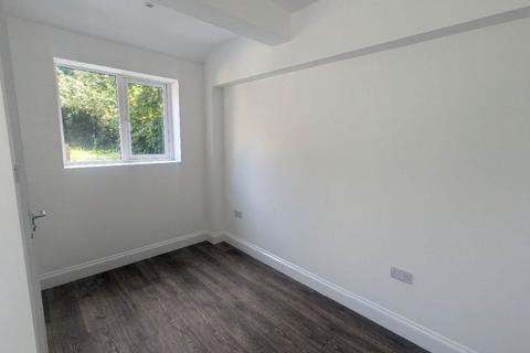 Studio to rent, Kingsway ,Wembley