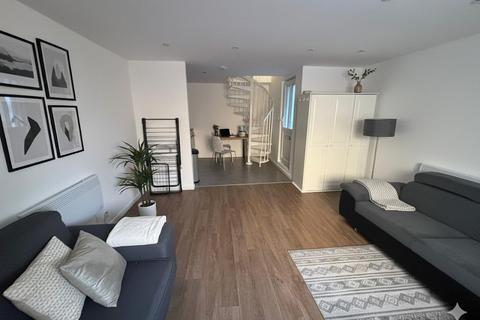 undefined, High Road, Finchley, N12