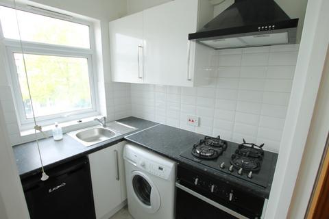 1 bedroom apartment to rent, Vernon Avenue, London SW20