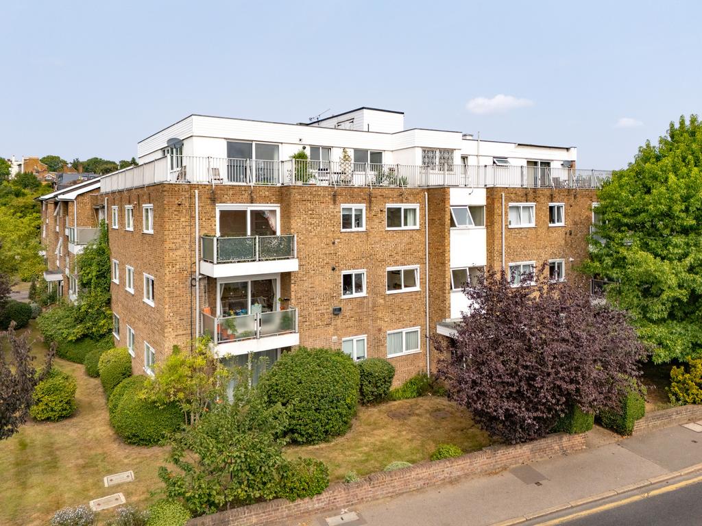 Mayfair Court, London SW19 2 bed apartment - £3,450 pcm (£796 pw)