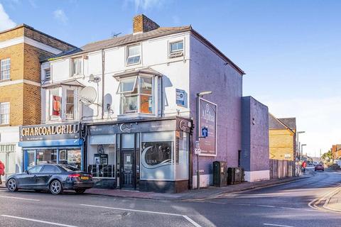 5 bedroom flat to rent, High Street, Surrey TW20