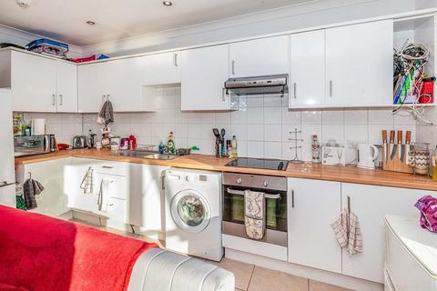 5 bedroom flat to rent, High Street, Surrey TW20