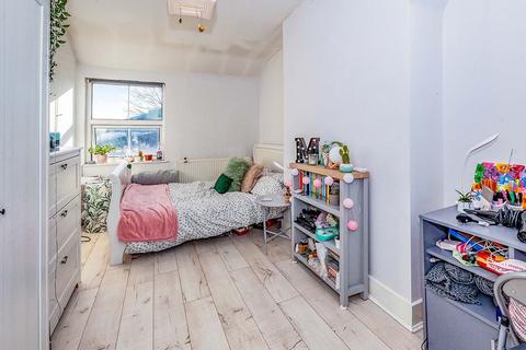 5 bedroom flat to rent, High Street, Surrey TW20