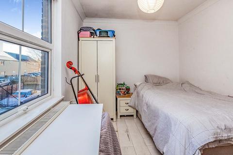 5 bedroom flat to rent, High Street, Surrey TW20