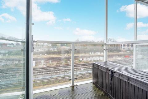 2 bedroom flat to rent, Station View, Guildford, GU1