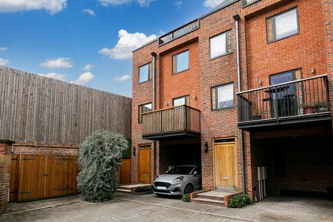 4 bedroom townhouse for sale, Nelsons Yard, York, YO1 9AA