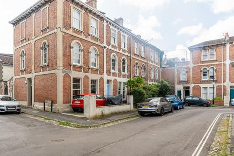 22 Sunningdale, Bristol, BS8 2NF