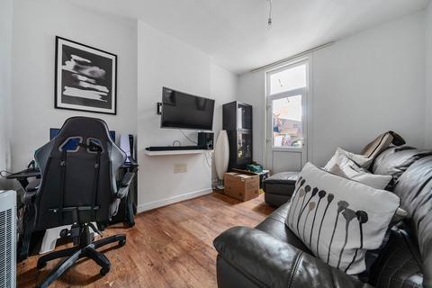 4 bedroom end of terrace house to rent, Hector Street London SE18