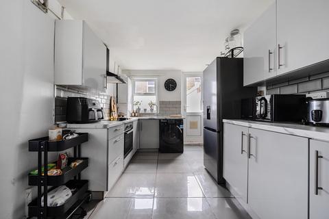 4 bedroom end of terrace house to rent, Hector Street London SE18