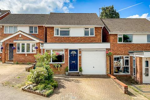 3 bedroom detached house for sale, Tarrant Drive, Harpenden, Hertfordshire, AL5