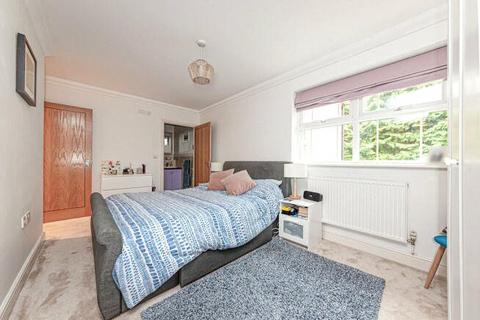 2 bedroom apartment for sale, Portsmouth Road, Surrey GU15