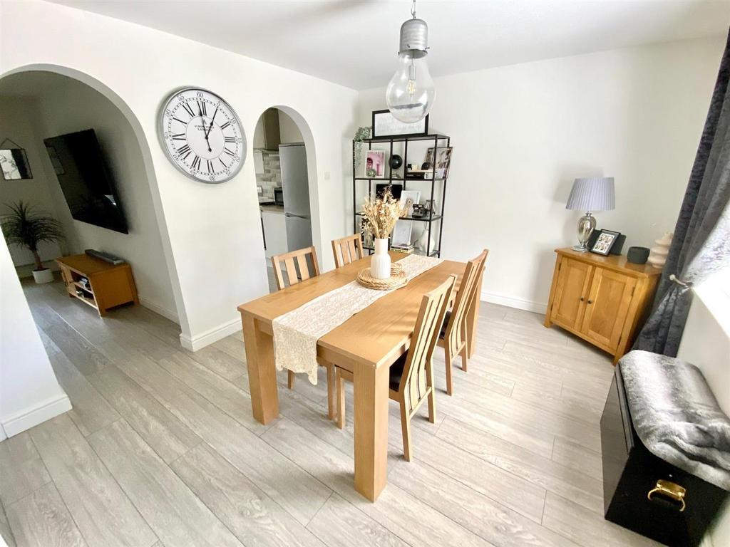 DINING ROOM.jpg