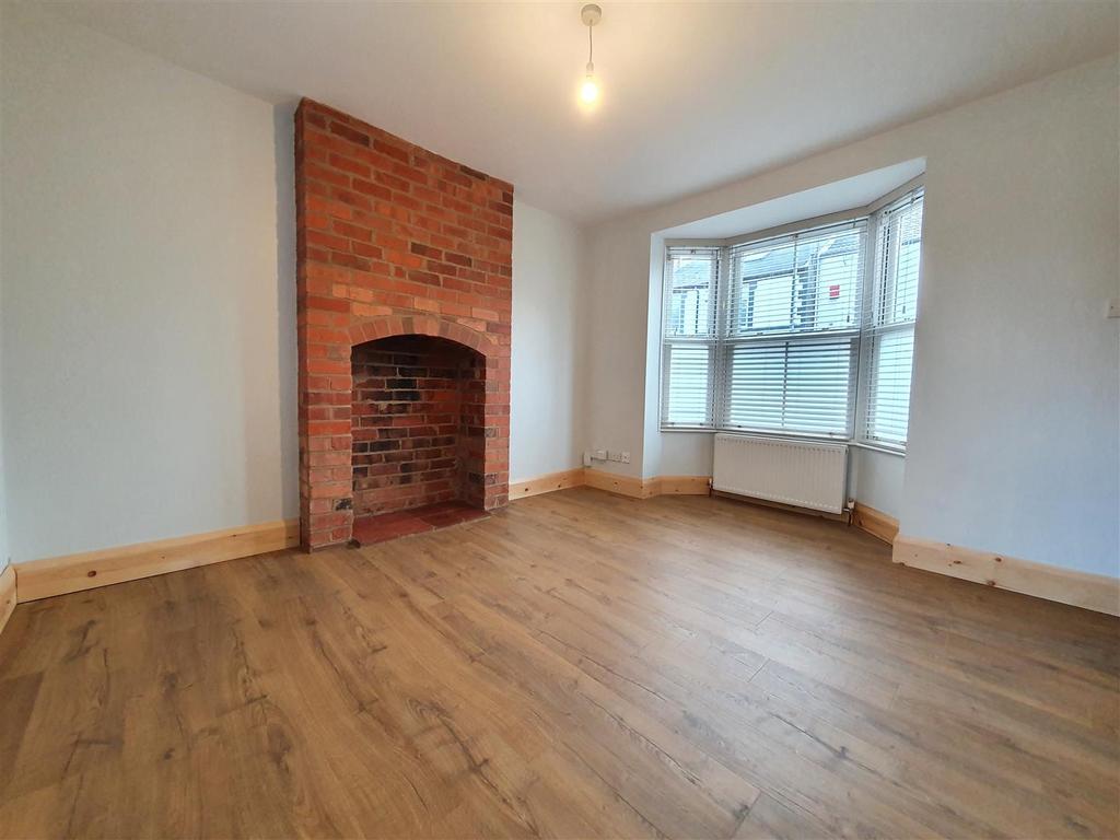 Heath Lane, Stourbridge 3 bed semidetached house to rent £1,150 pcm