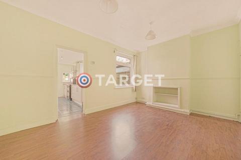 4 bedroom terraced house to rent, Kimberley Road GR, London E17