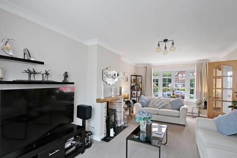 2 Collingwood Close, East Grinstead, RH19 4BQ