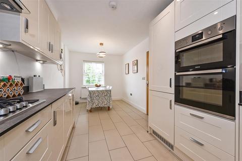 4 bedroom terraced house for sale, Railway Place, Whitchurch