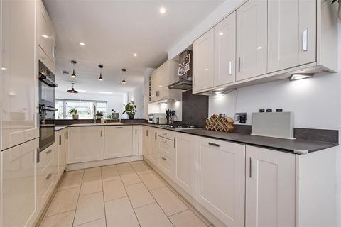 4 bedroom terraced house for sale, Railway Place, Whitchurch